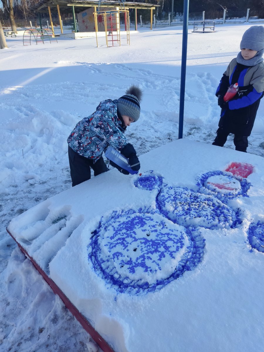 Зимнее волшебство: дети рисуют на снегу!