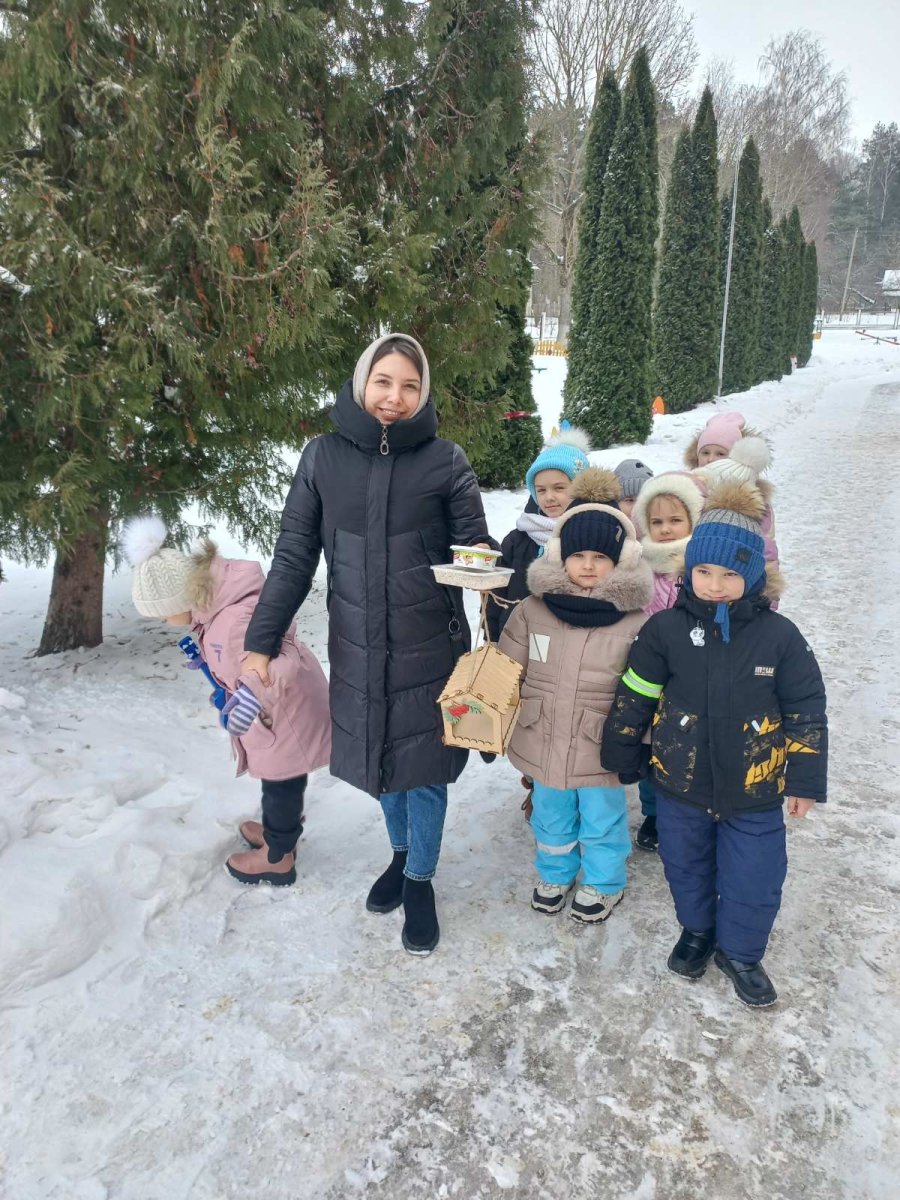 В холода всех птиц зимой мы согреем добротой.
