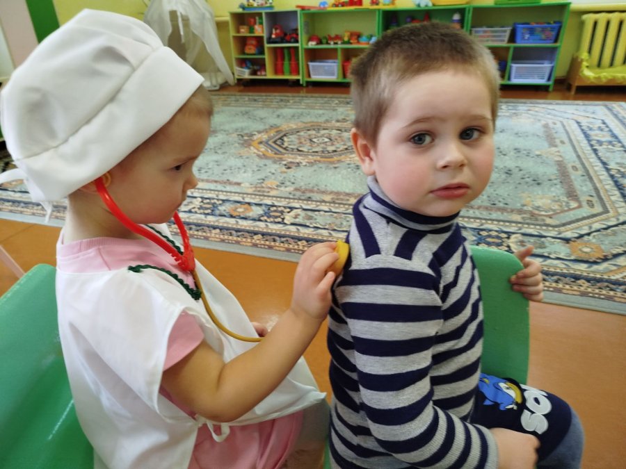 Экскурсия в медицинский кабинет. Профессия врач.