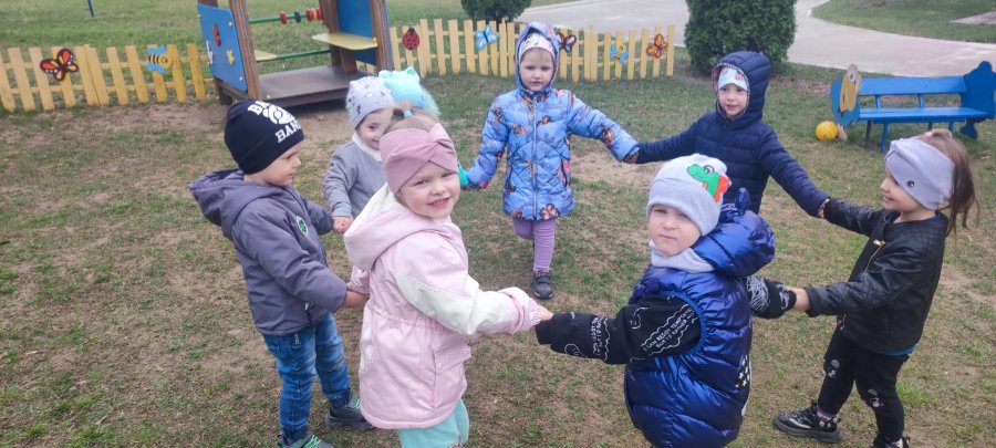 На прогулке детвора